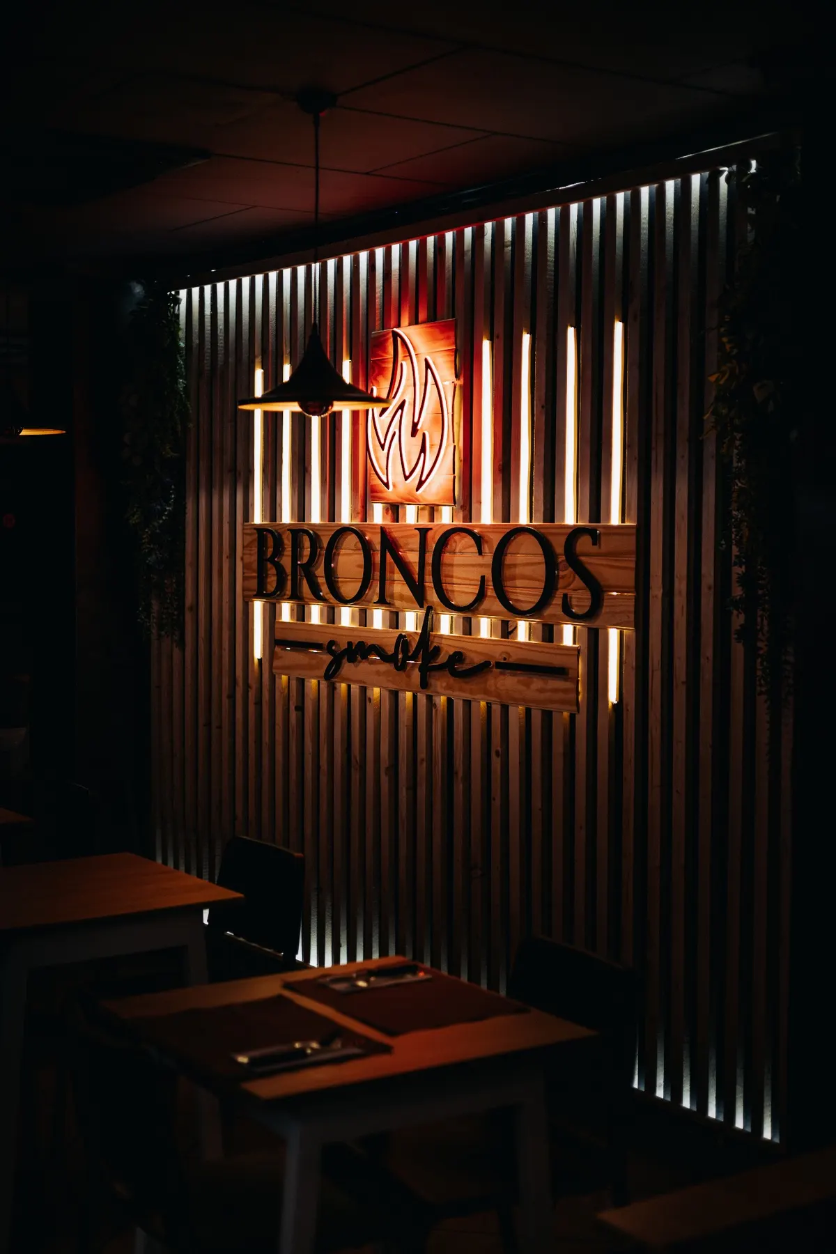 Interior de Broncos Smoke, restaurante de ahumados en Riba-roja