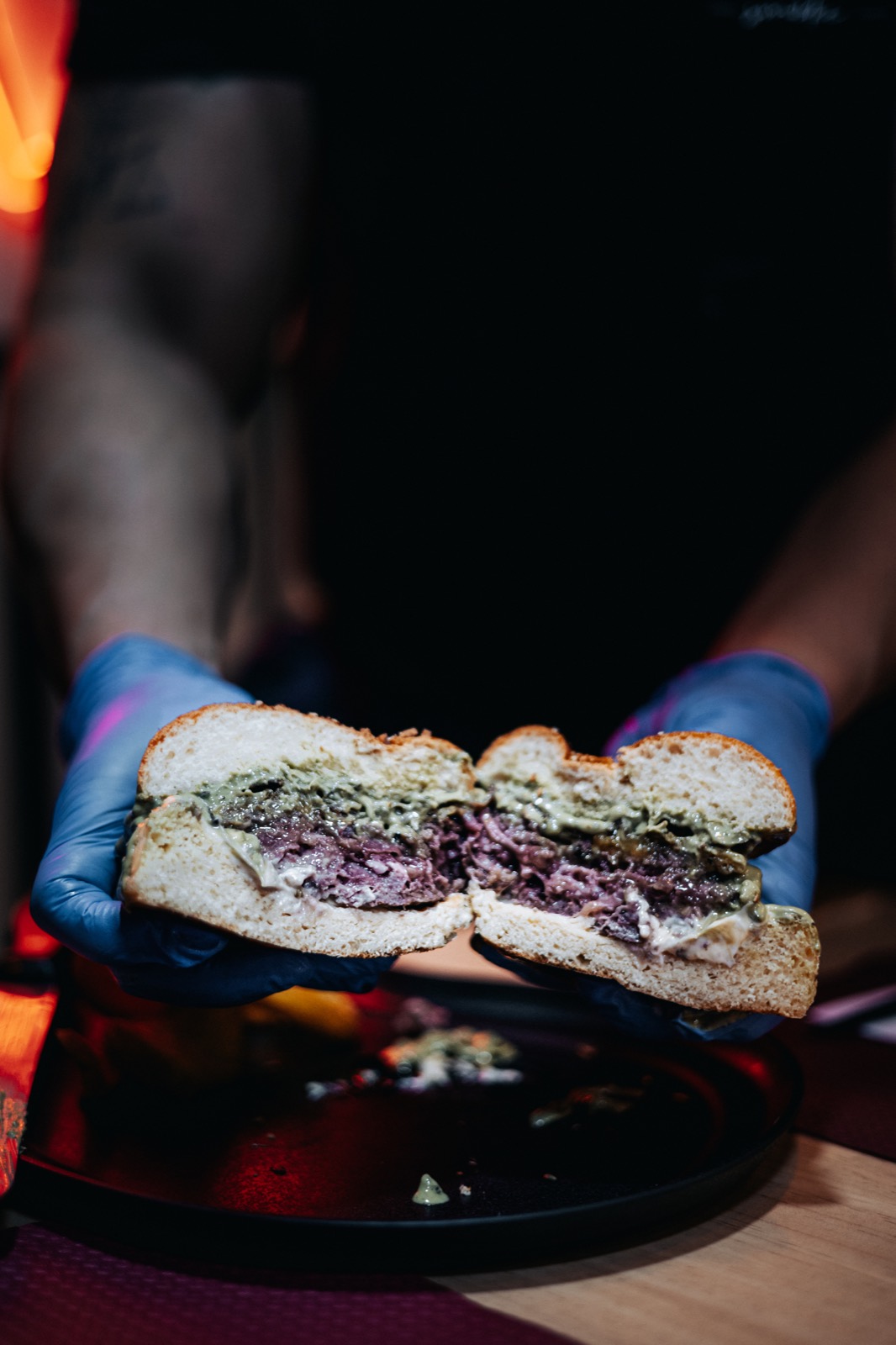 Detalle interior de una hamburguesa servida en Broncos Smoke