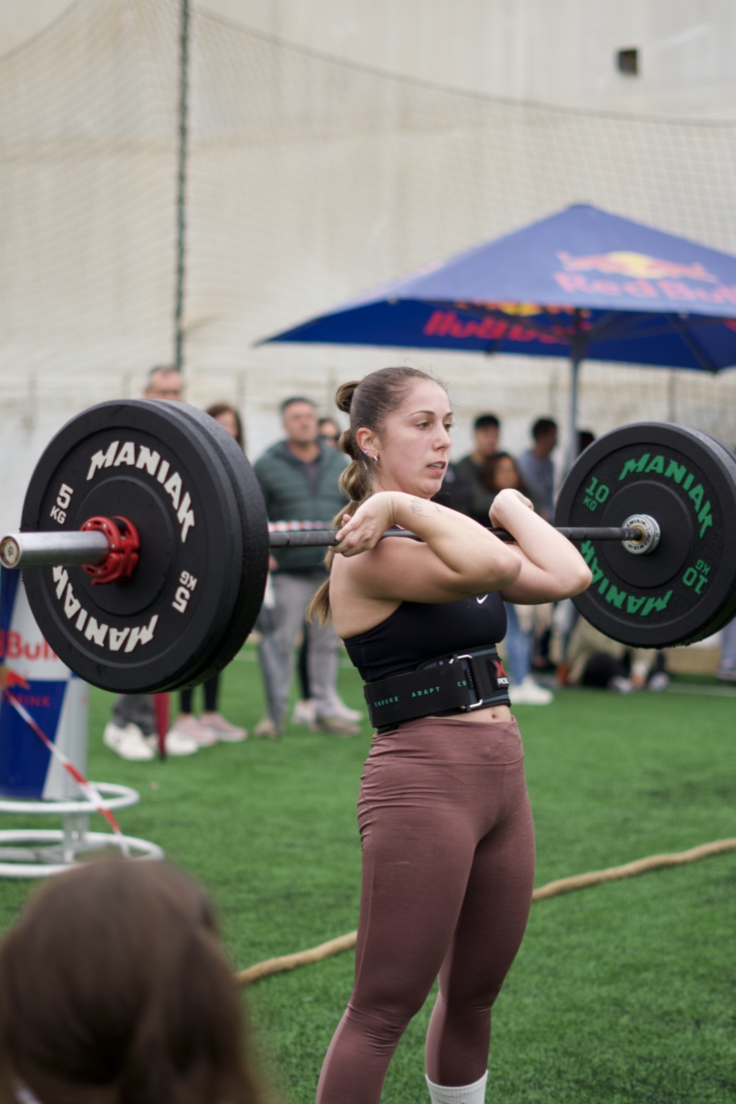 Atleta levantando barra durante Cluster Games V
